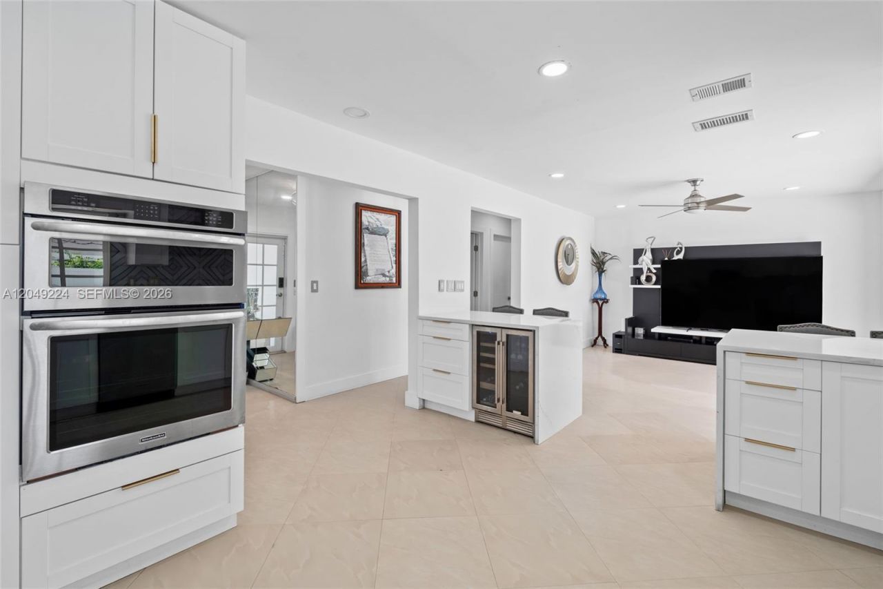 20235 Highland Lakes Blvd , Miami, FL 33179 Photo