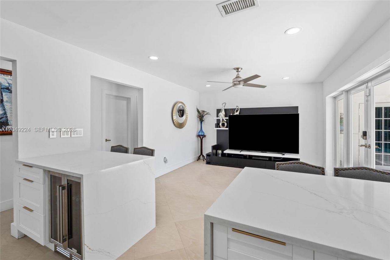 20235 Highland Lakes Blvd , Miami, FL 33179 Photo