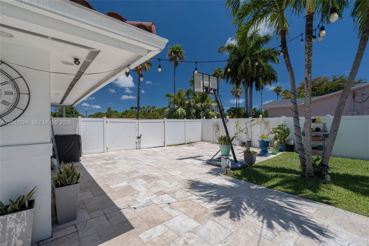 20235 Highland Lakes Blvd , Miami, FL 33179 Photo