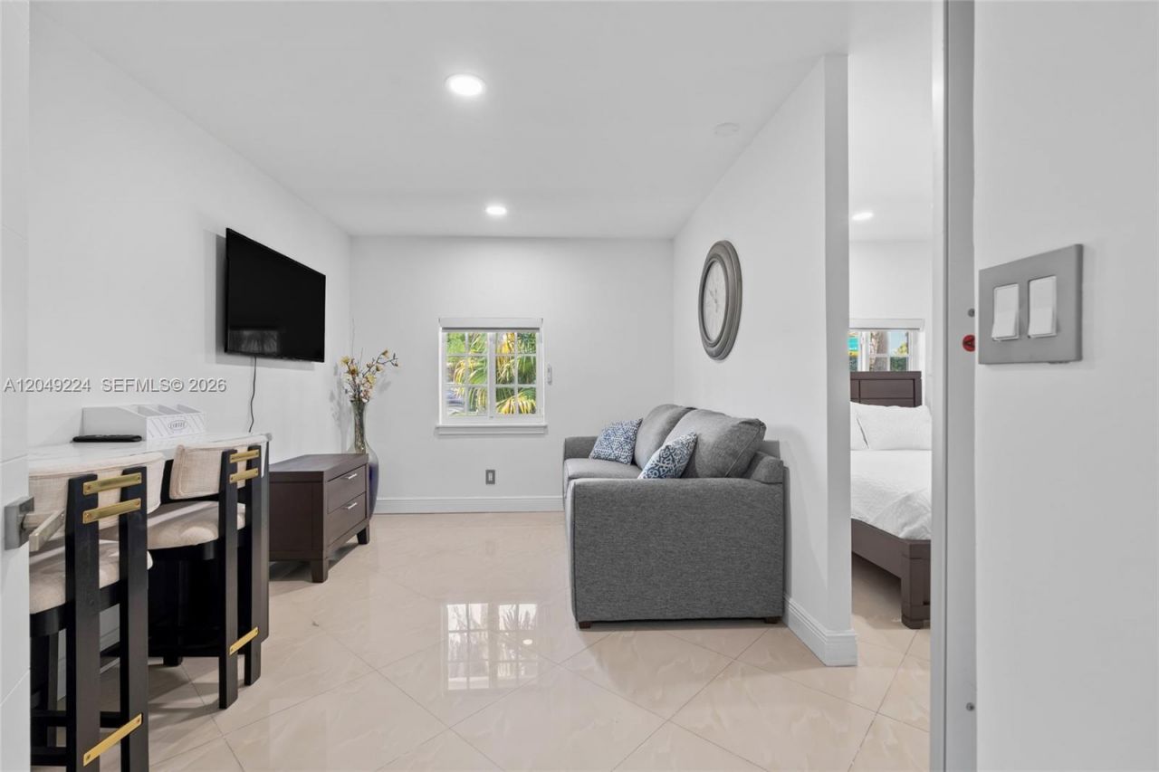 20235 Highland Lakes Blvd , Miami, FL 33179 Photo