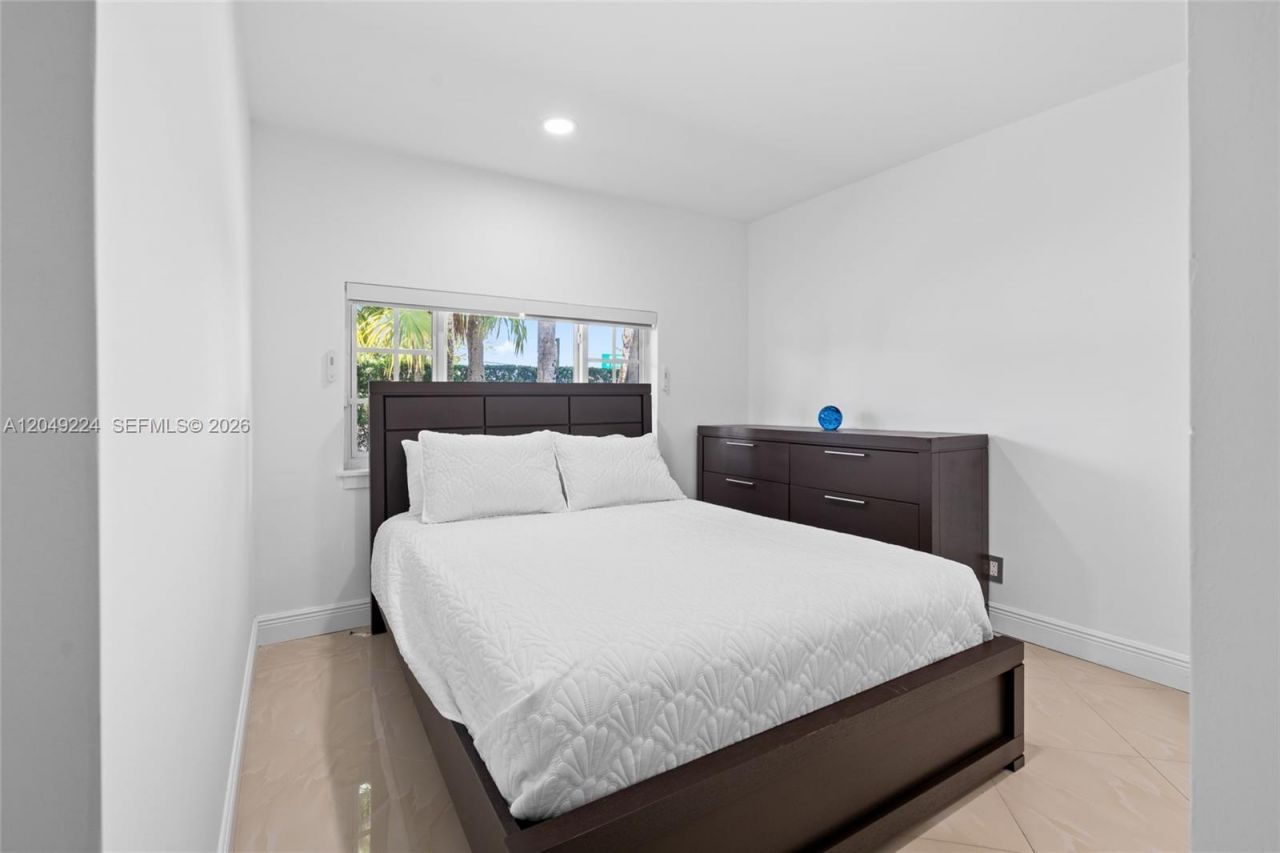 20235 Highland Lakes Blvd , Miami, FL 33179 Photo