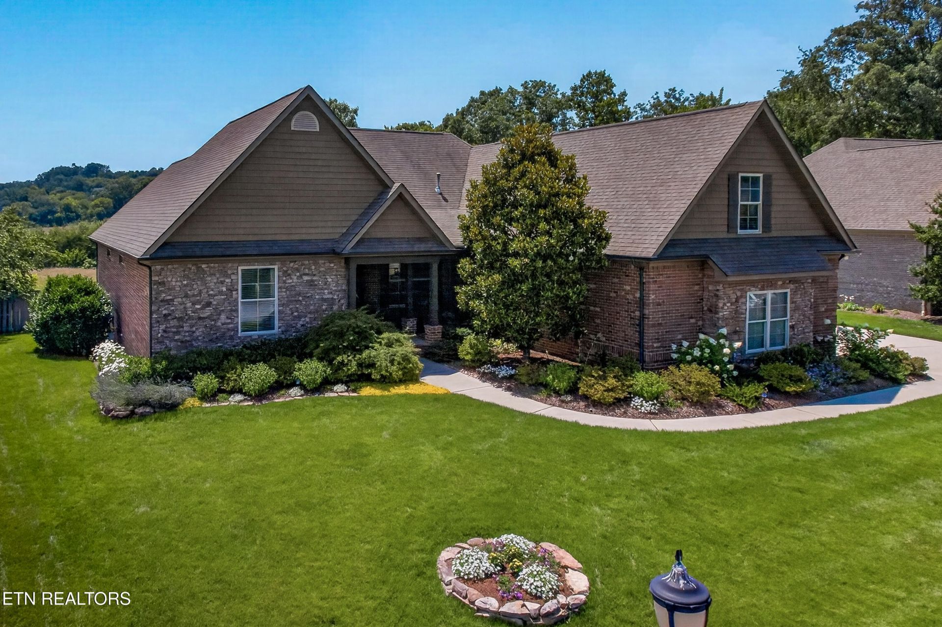 955 Cobblestone Drive, Lenoir City, TN 37772 Main Photo
