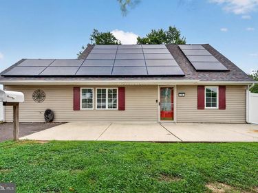 10 INDIAN RED ROAD, LEVITTOWN, PA 19057