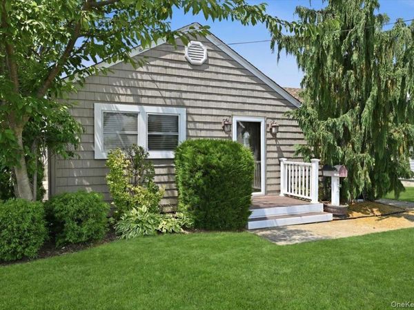 12 Annuskemunnica Road , Babylon, NY 11702