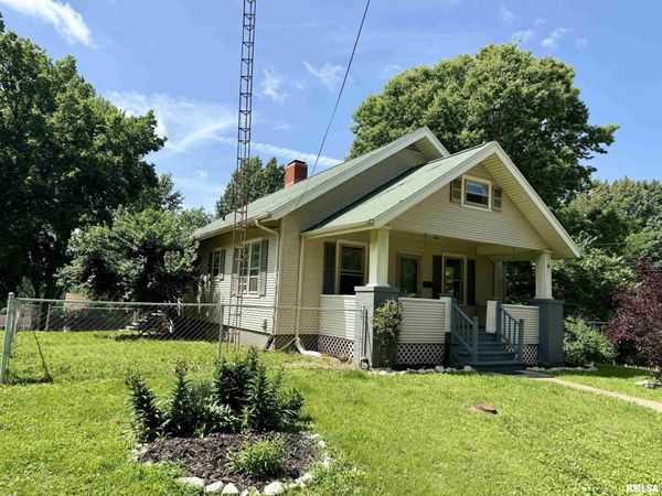 320 W MADISON Street, Petersburg, IL 62675