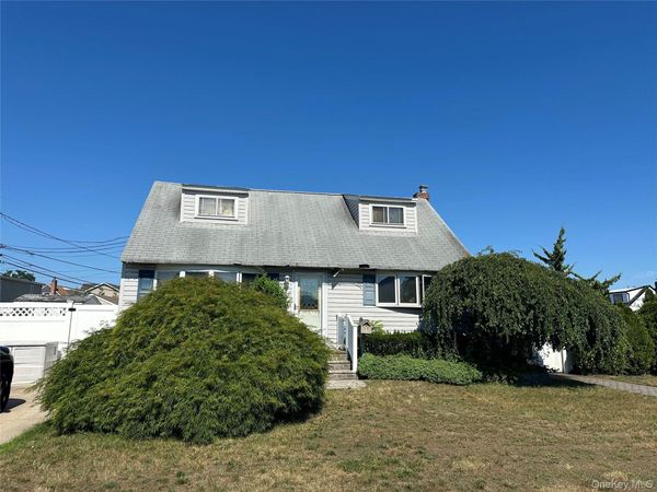 4 Rosemary Drive , Massapequa, NY 11758