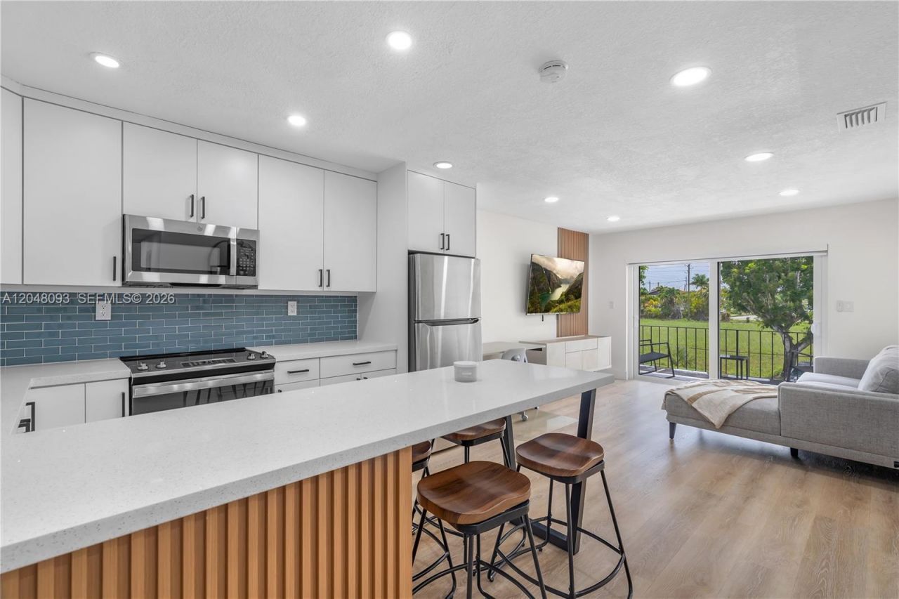 9520 SW 8th St , Unit 203, Miami, FL 33174 Photo