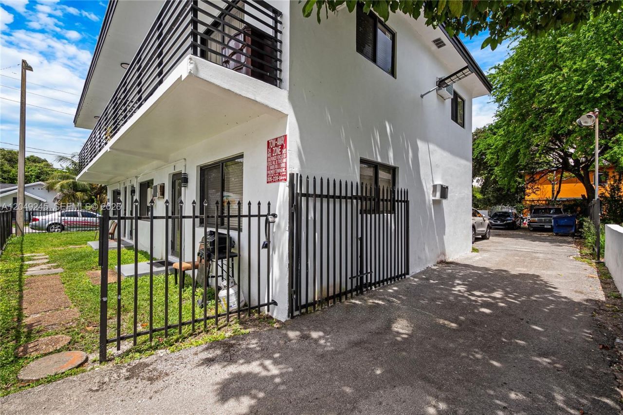 131 NE 77th St , Miami, FL 33138 Photo