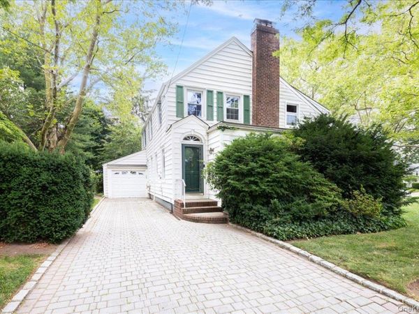 32 Chester Avenue , Stewart Manor, NY 11530