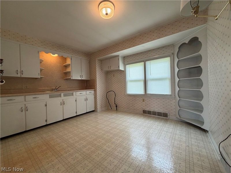 1021 W College Road, Alliance, OH 44601 Photo 8