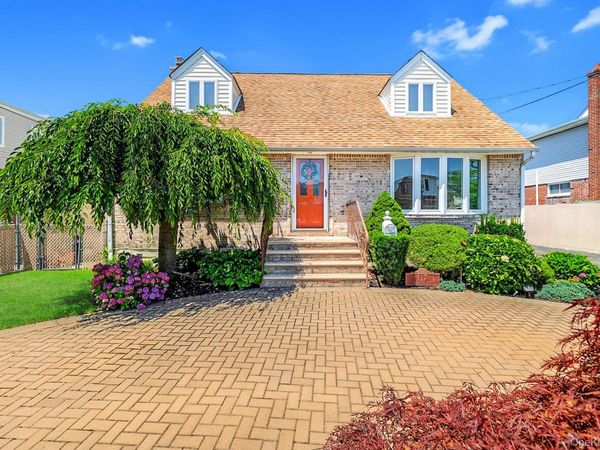 119 Caroline Avenue , Franklin Square, NY 11010