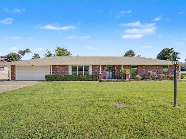 706 W Will Rogers Drive , Rogers, AR 72756