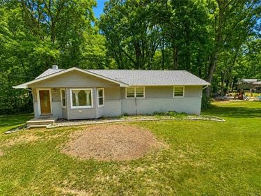 8470 Shadyview Avenue NW, Clinton, OH 44216