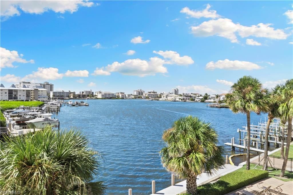 9101 Vanderbilt Dr, Unit 302, Naples, FL 34108 Photo