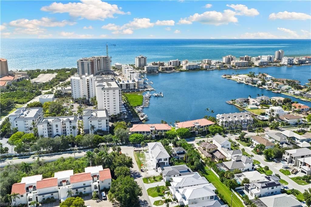 9101 Vanderbilt Dr, Unit 302, Naples, FL 34108 Photo