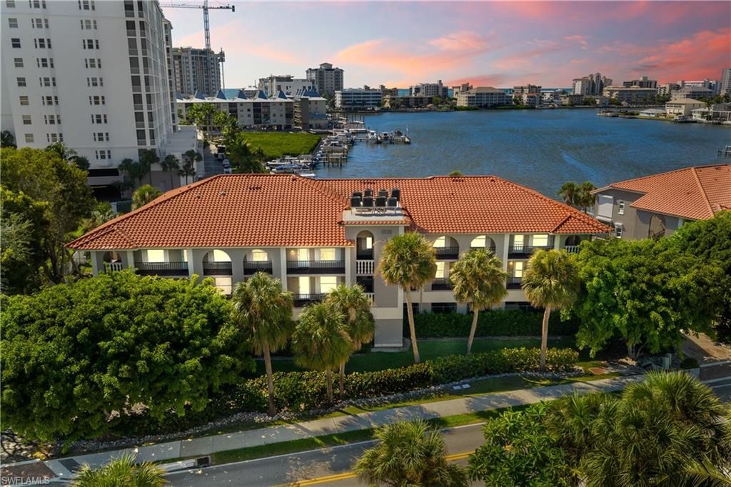 9101 Vanderbilt Dr, Unit 302, Naples, FL 34108 Photo