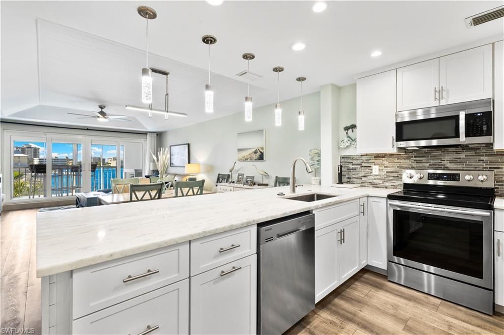 9101 Vanderbilt Dr, Unit 302, Naples, FL 34108 Photo