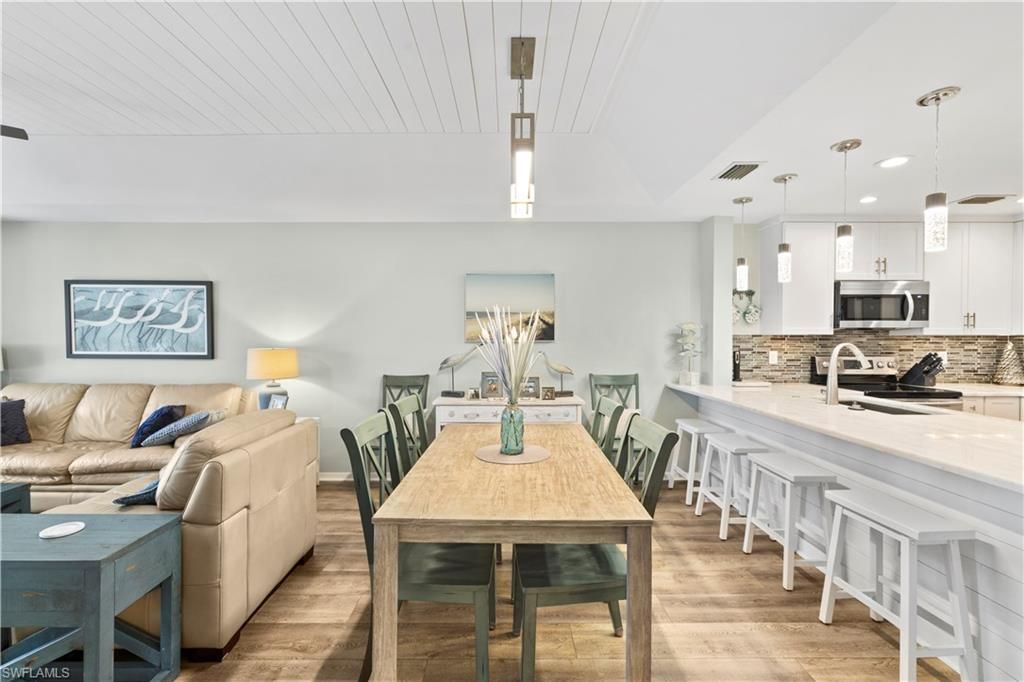 9101 Vanderbilt Dr, Unit 302, Naples, FL 34108 Photo