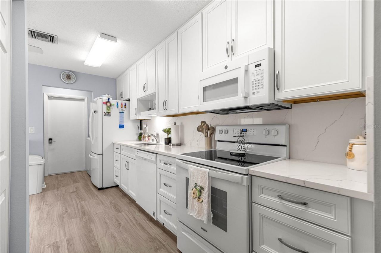 2226 Cypress Cove Drive, Unit 2226, Tavares, FL 32778 Photo