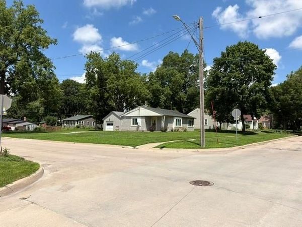 627 3rd Avenue, Iowa City, IA 52240