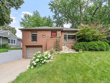 1124 Rhode Island Avenue N, Golden Valley, MN 55427