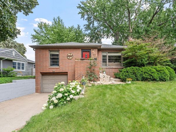1124 Rhode Island Avenue N, Golden Valley, MN 55427