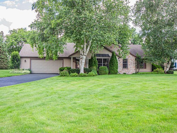 W273S2261 Drumlin Dr, Waukesha, WI 53188