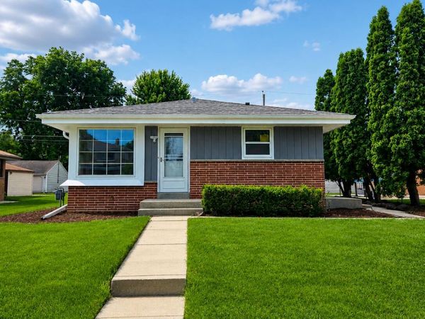 2735 E Bolivar Ave, Saint Francis, WI 53235