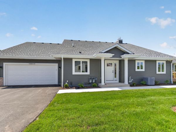 W206N16178 Stonebrook Dr, Jackson, WI 53037