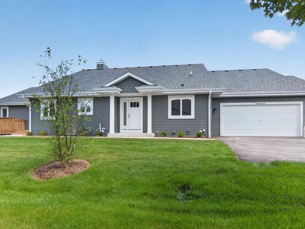 W206N16182 Stonebrook Dr, Jackson, WI 53037