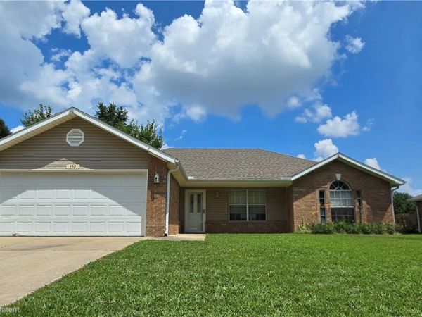 550 Walker Street , Centerton, AR 72719