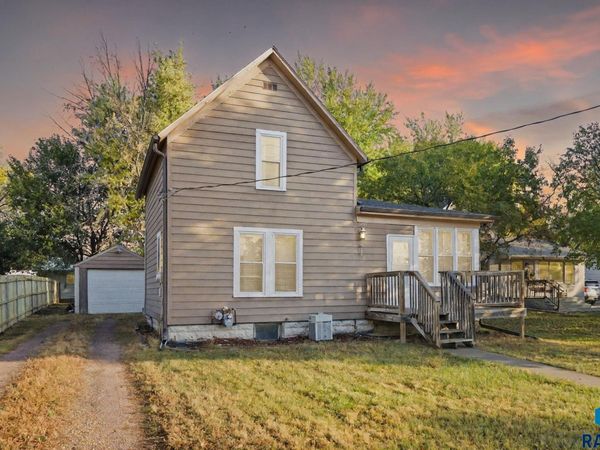 612 W 1st Ave, Lennox, SD 57039