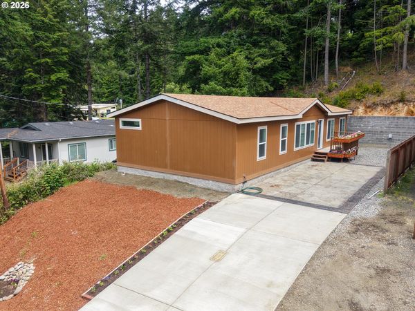 63463 COUNCIL RD, Coos Bay, OR 97420