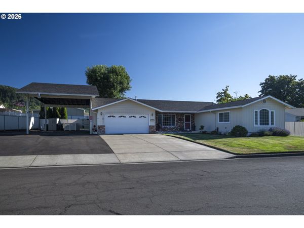 3317 W NORMANDY AVE, Roseburg, OR 97471