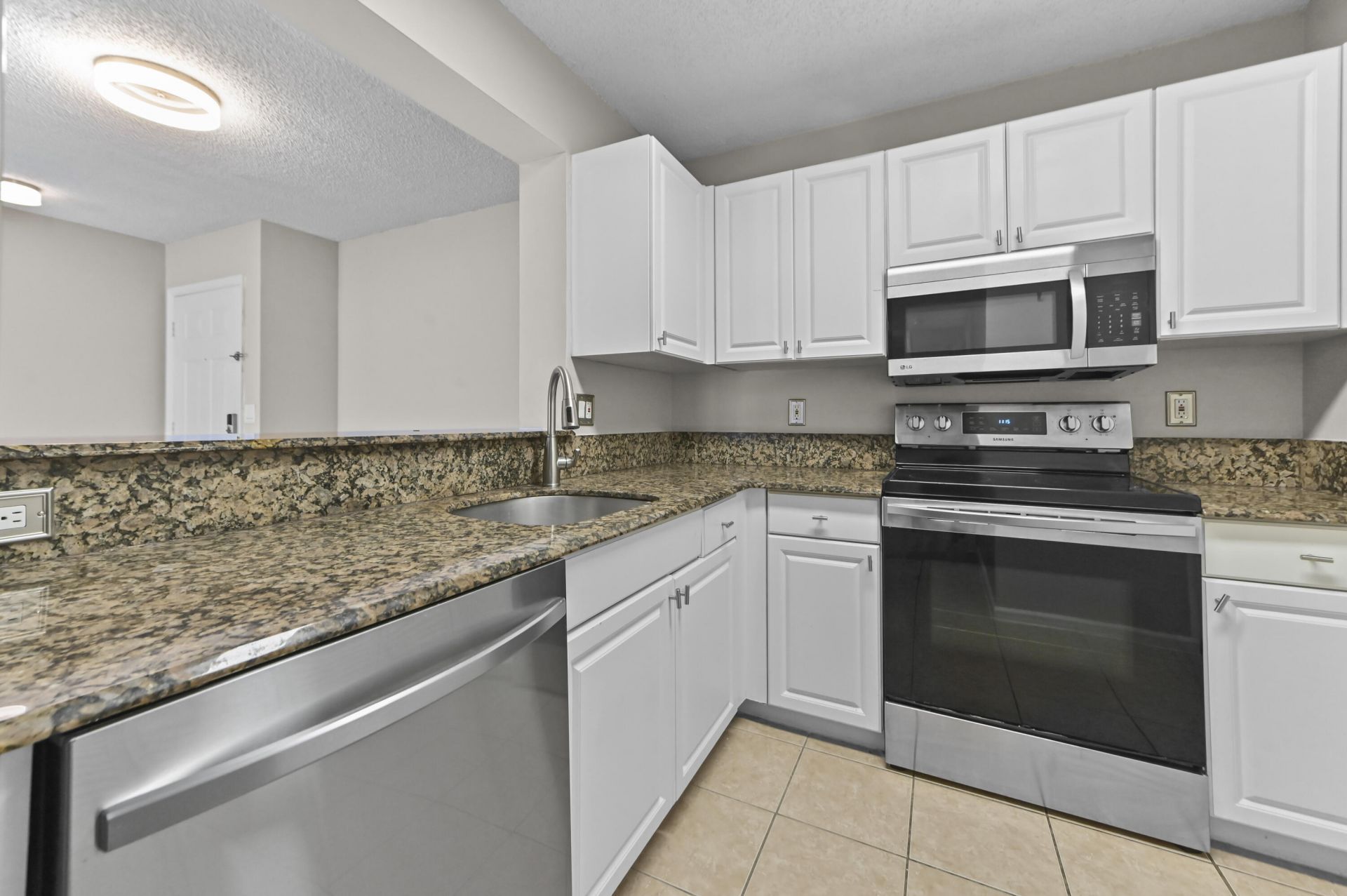 2711 Ocean Club Boulevard, Unit 207, Hollywood, FL 33019 Photo