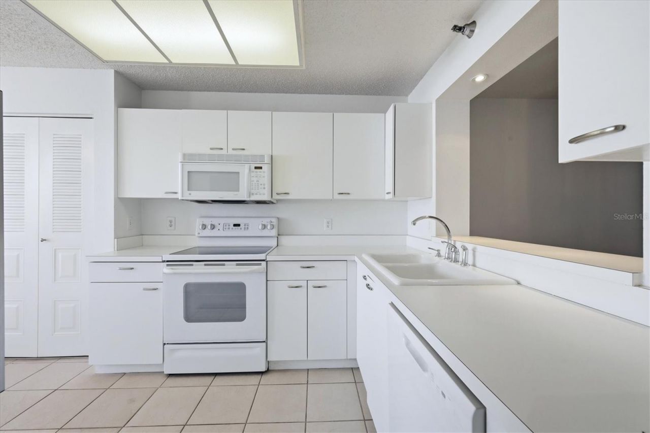 3740 Pinebrook Circle, Unit 207, Bradenton, FL 34209 Photo