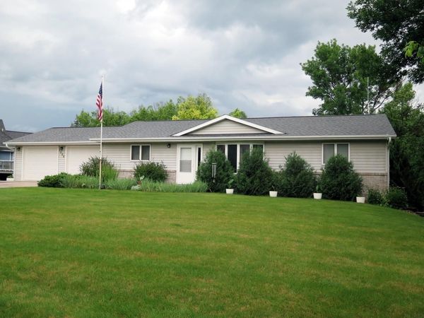 1006 Ridgewood Drive, Decorah, IA 52101