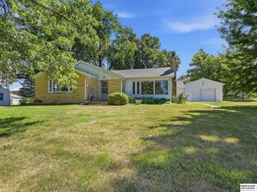 6102 Country Club Road, Omaha, NE 68152