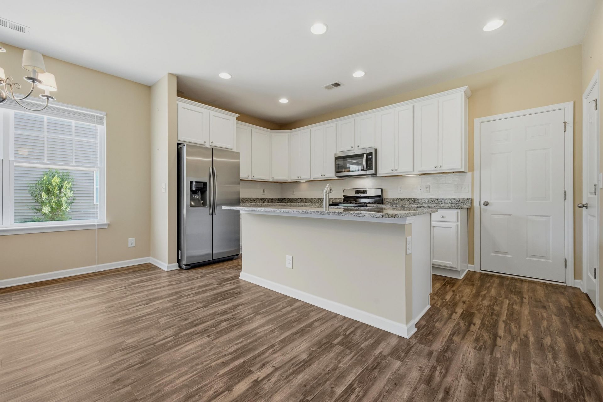 909 Cypress Way Photo 10