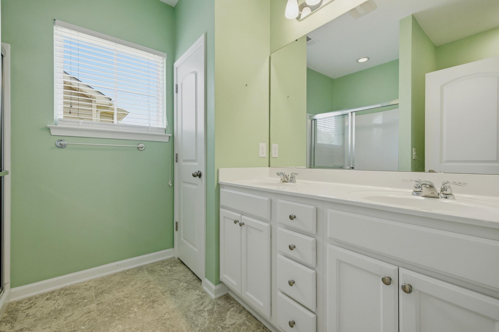 909 Cypress Way Photo 6