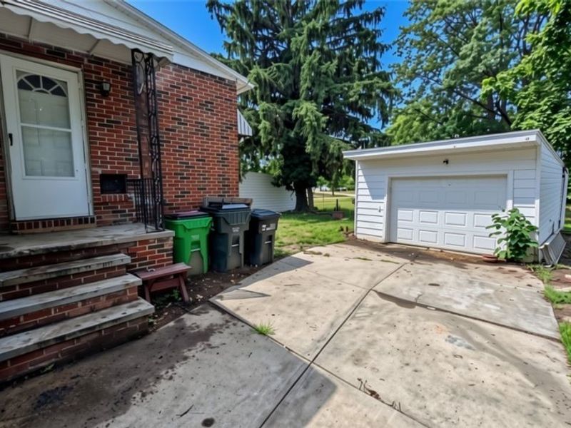 854 E 250 Street, Euclid, OH 44132 Photo 3