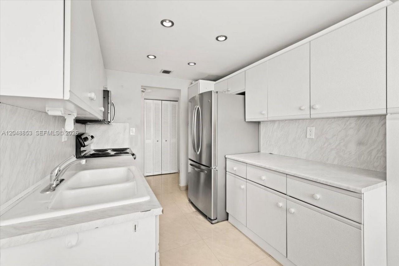 1833 S Ocean Dr, Unit 911, Hallandale Beach, FL 33009 Photo