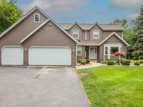2729 Pleasant Valley Rd, Jackson, WI 53037