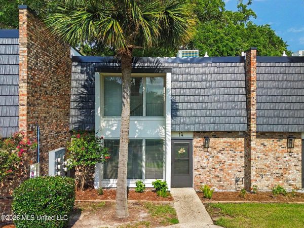 527 Front Beach Drive, Ocean Springs, MS 39564