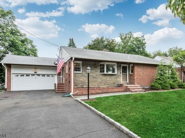 15 Kingwood Dr, Little Falls, NJ 07424