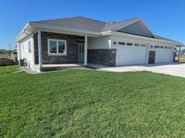 825-827 Vineyard Court, Cambridge, WI 53523