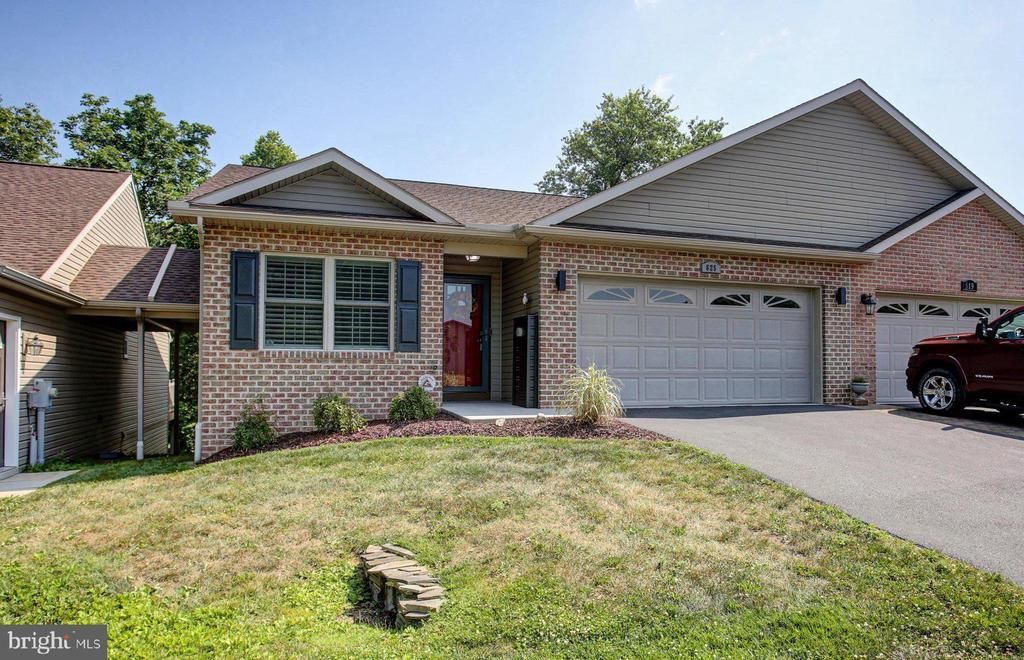625 SHOOK COURT W , GREENCASTLE, PA 17225