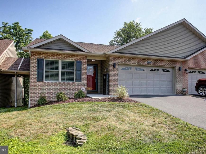 625 Shook Court W, Greencastle, PA 17225 Main Photo