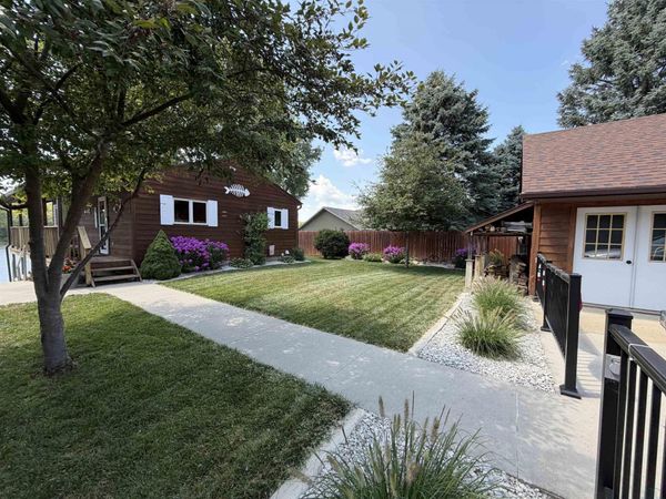 361 Lakeshore Dr, McCook Lake, SD 57049
