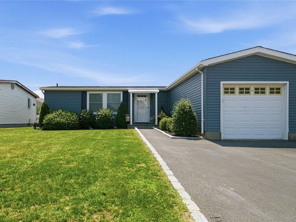 35 Village Circle S, Manorville, NY 11949